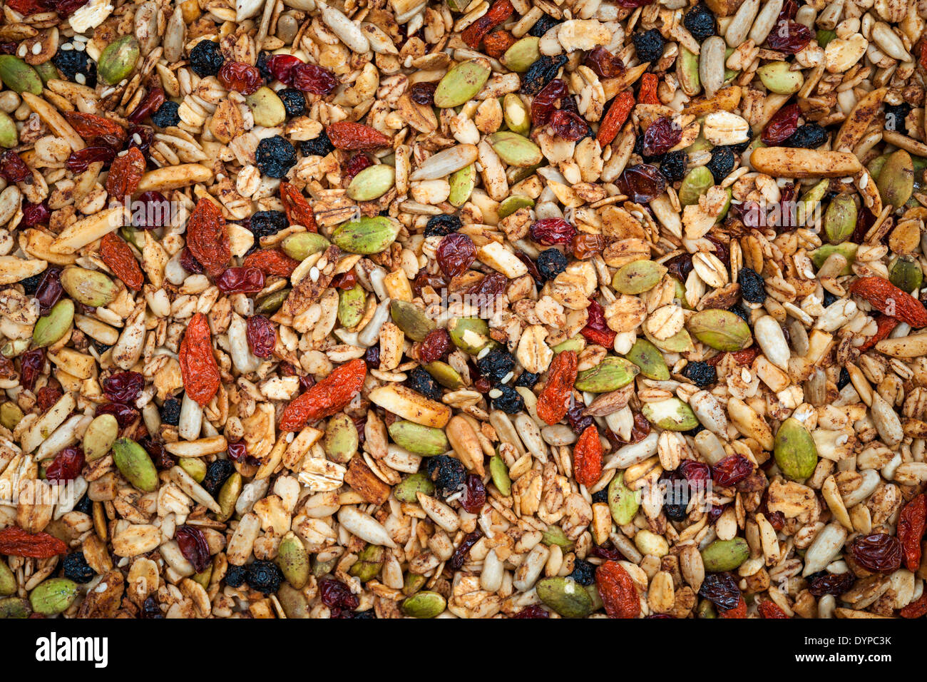 Gros plan du granola fait maison avec diverses graines et fruits rouges Banque D'Images