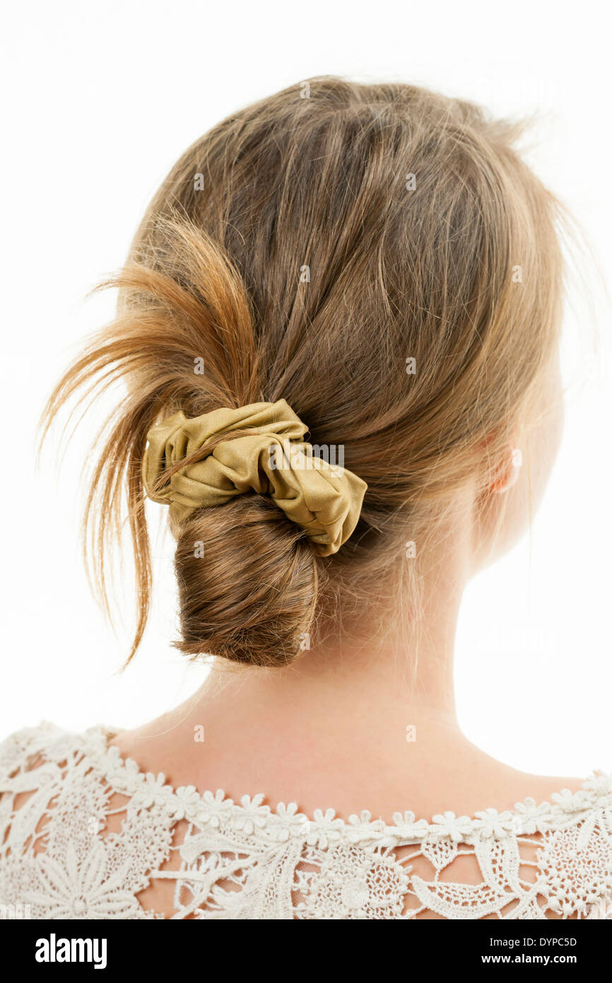 Portrait de jeune femme avec un chignon désordonné hairstyle Banque D'Images