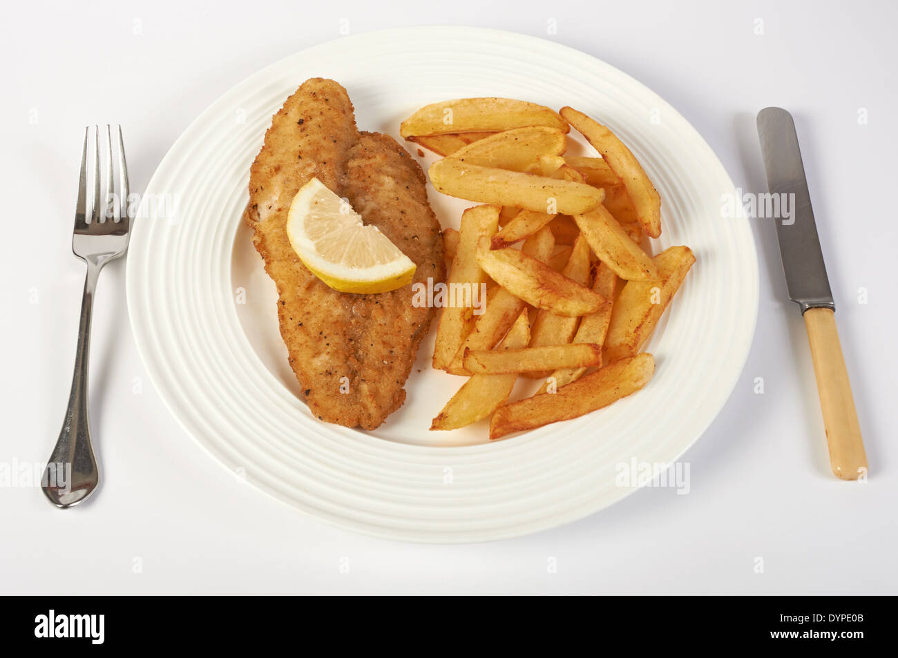 Sel de mer Gastro Youngs et saupoudré de poivre noir Basa filets de poisson avec frites Banque D'Images