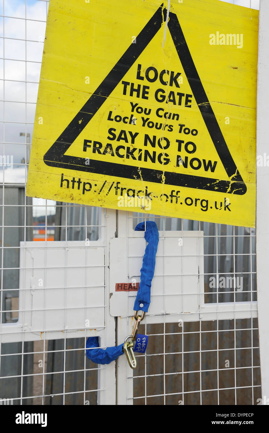 Signes de protestation contre la fracturation hydraulique à l'extérieur l'énergie Dart tester site de forage à l'hespérie. Banque D'Images