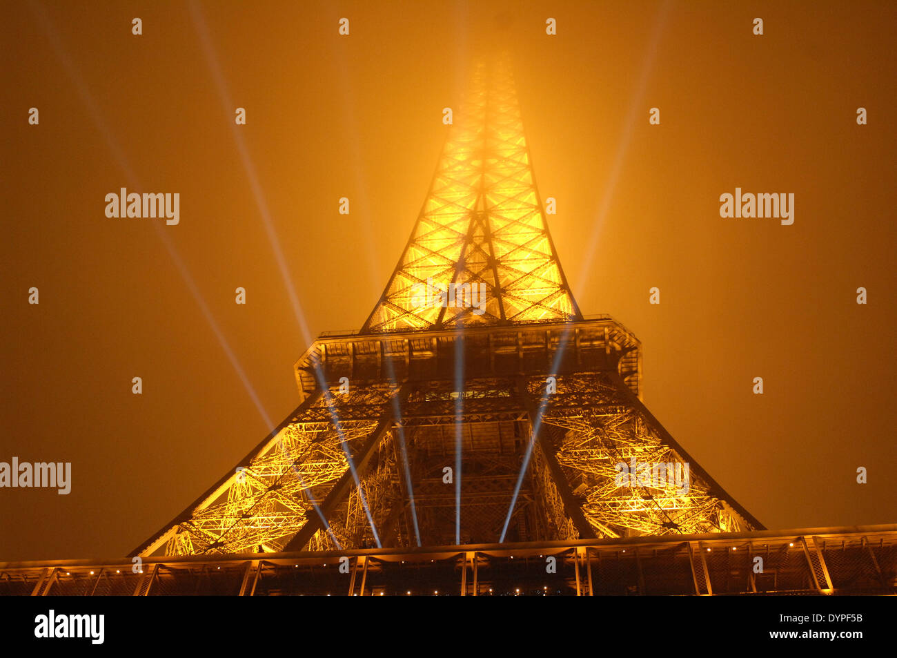 Tour Eiffel la nuit, Paris, France. Banque D'Images