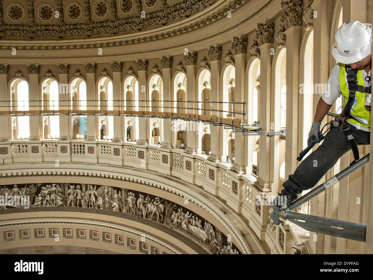 Créer un échafaudage de travailleurs à l'appui d'un auvent de protection à l'intérieur de la Rotonde lors de la restauration du Capitole Dome le 23 avril 2014 à Washington, DC. Les 60 millions de dollars est d'arrêter la détérioration de la coupole de fer de fonte et la préserver pour l'avenir. Banque D'Images