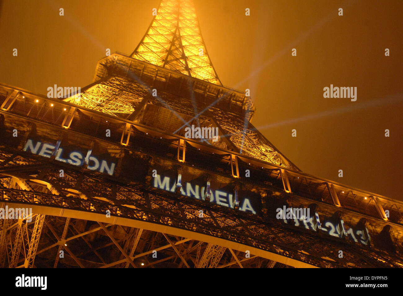 Tour Eiffel la nuit, Paris, France. Banque D'Images