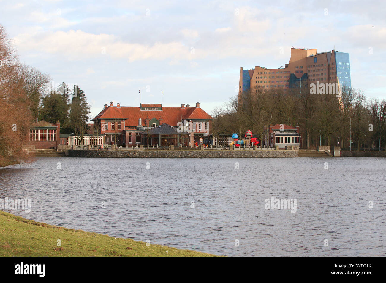 Siège de N.V. Nederlandse Gasunie company à Groningue, aux Pays-Bas, avec le pavillon-Stadpark en premier plan Banque D'Images
