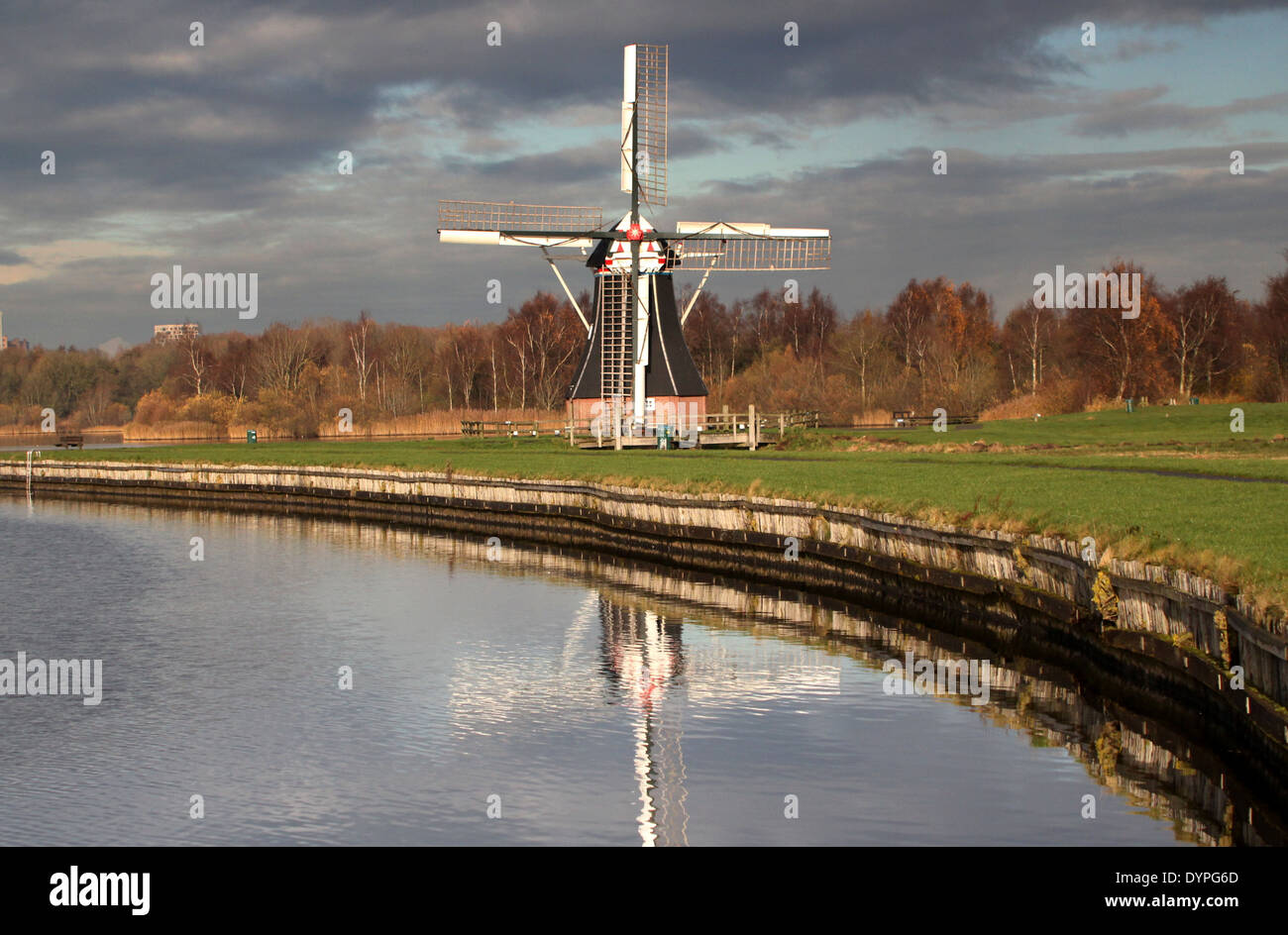 Moulin de polder 'De Helper" à Groningen, Groningen, Pays-Bas, situé sur le lac Paterswolde Banque D'Images