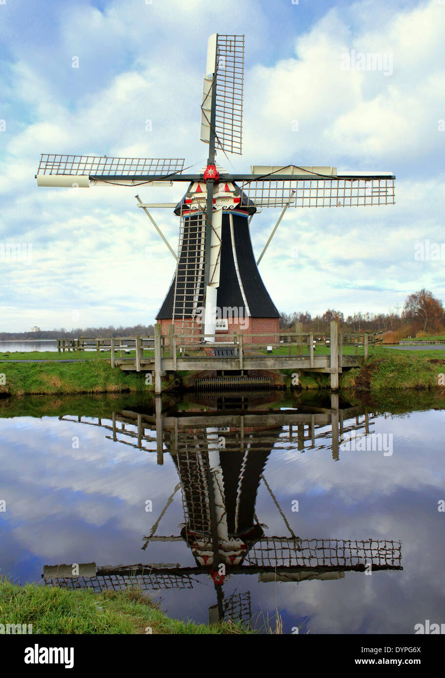 Moulin de polder 'De Helper" à Groningen, Groningen, Pays-Bas, situé sur le lac Paterswolde Banque D'Images