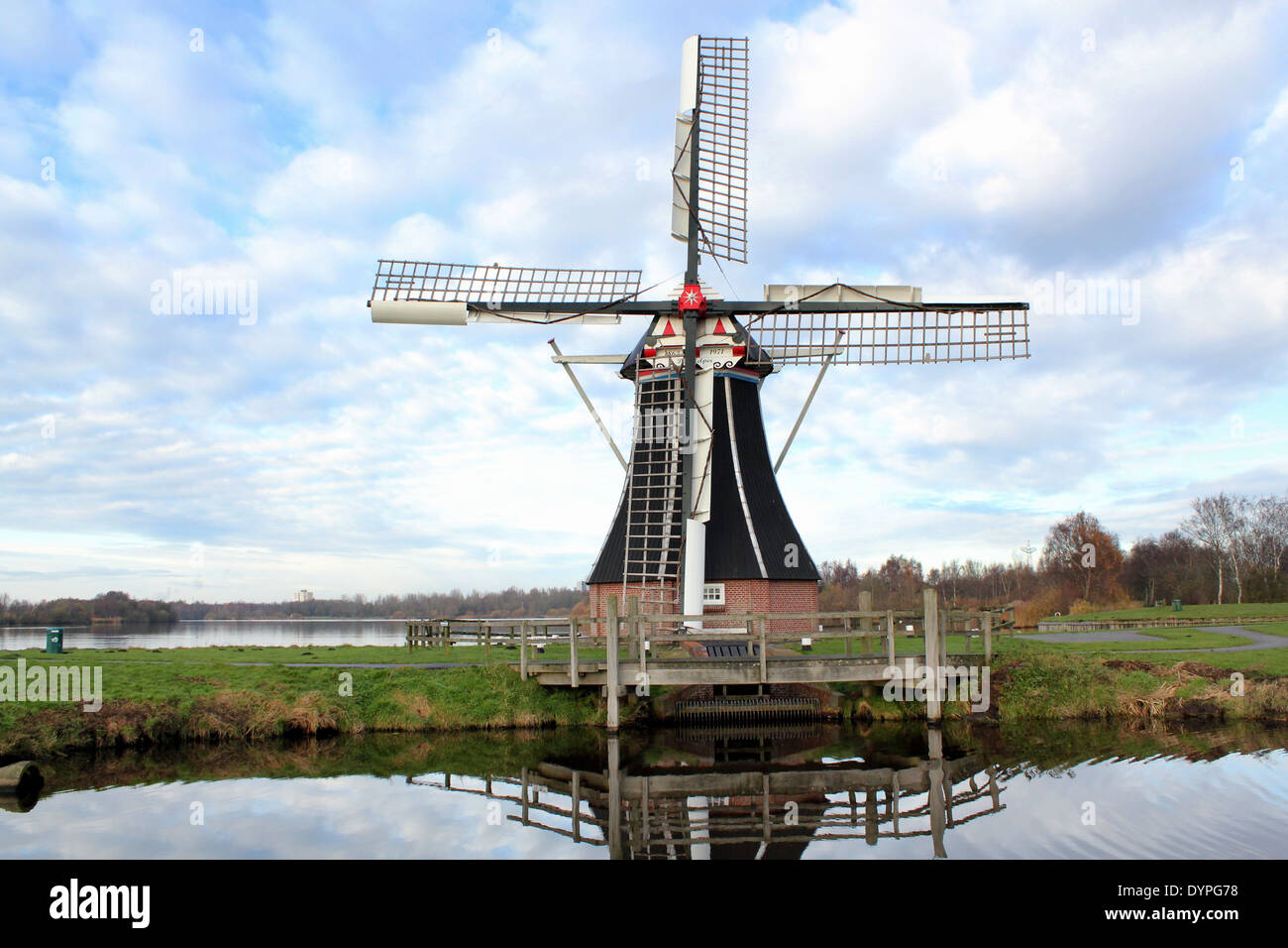 Moulin de polder 'De Helper" à Groningen, Groningen, sur le lac Paterswolde Banque D'Images