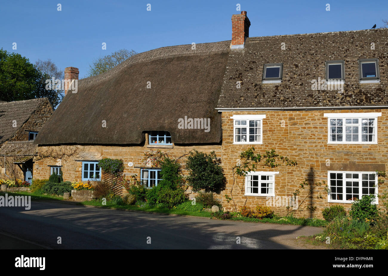 Chalets traditionnels en pierre de Cotswold, Hook Norton, Oxfordshire Banque D'Images