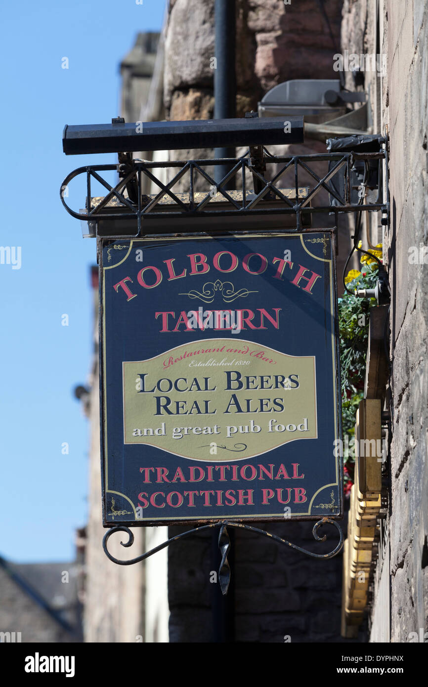 Signe au-dessus de l'entrée de la Tolbooth Tavern pub sur le Royal Mile, Édimbourg Banque D'Images