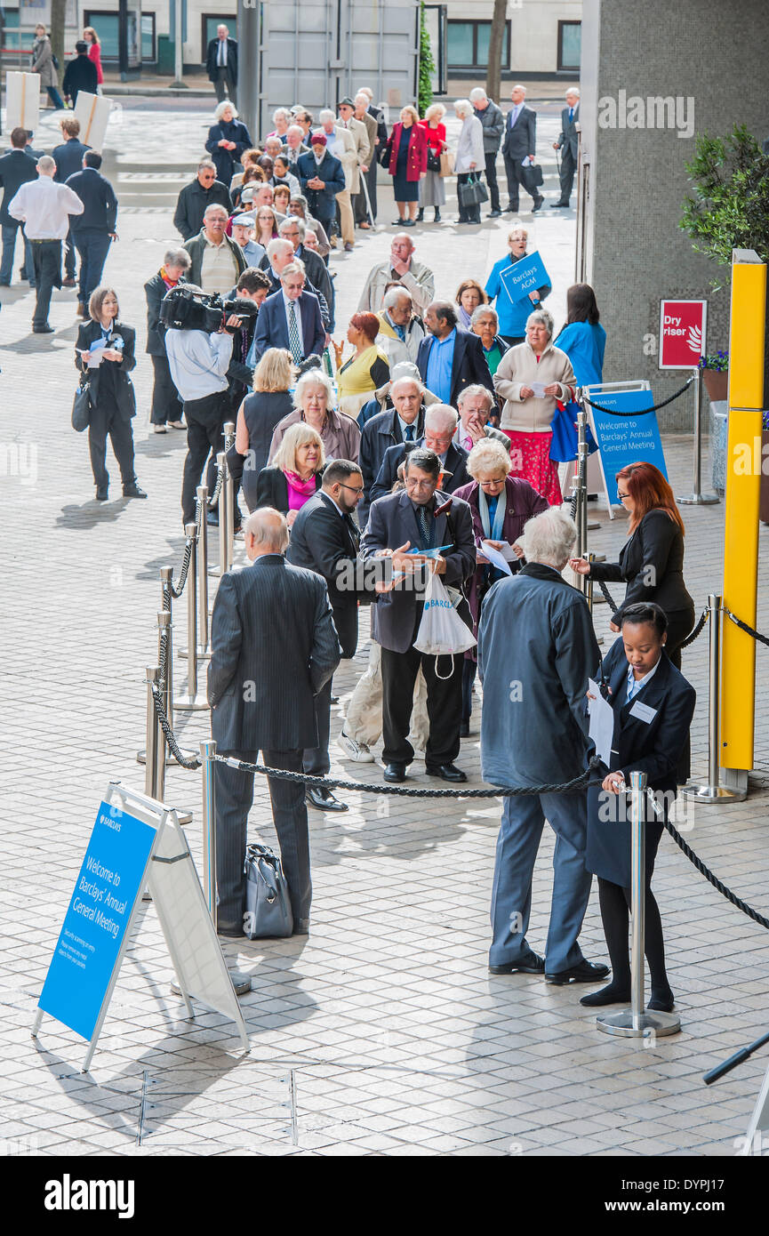 Londres, Royaume-Uni. 24 avril 2014. Les manifestants se plaignent de l'utilisation de paradis fiscaux, les banques en charge de l'extraction du charbon et de l'absence d'une taxe Robin des bois sur les transactions financières se réunissent à l'extérieur de la salle des fêtes comme Barclays plc pour la file d'actionnaires l'assemblée générale annuelle de la Banque mondiale. Southbank, Londres, Royaume-Uni 24 avril 2014. Crédit : Guy Bell/Alamy Live News Banque D'Images
