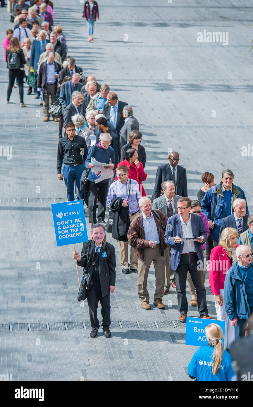 Londres, Royaume-Uni. 24 avril 2014. Les manifestants se plaignent de l'utilisation des paradis fiscaux (en photo), les banques en charge de l'extraction du charbon et de l'absence d'une taxe Robin des bois sur les transactions financières se réunissent à l'extérieur de la salle des fêtes comme Barclays plc pour la file d'actionnaires l'assemblée générale annuelle de la Banque mondiale. Southbank, Londres, Royaume-Uni 24 avril 2014. Crédit : Guy Bell/Alamy Live News Banque D'Images