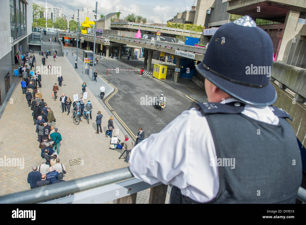 Londres, Royaume-Uni. 24 avril 2014. Les manifestants se plaignent de l'utilisation de paradis fiscaux, les banques en charge de l'extraction du charbon et de l'absence d'une taxe Robin des bois sur les transactions financières se réunissent à l'extérieur de la salle des fêtes comme Barclays plc pour la file d'actionnaires l'assemblée générale annuelle de la Banque mondiale. Southbank, Londres, Royaume-Uni 24 avril 2014. Crédit : Guy Bell/Alamy Live News Banque D'Images
