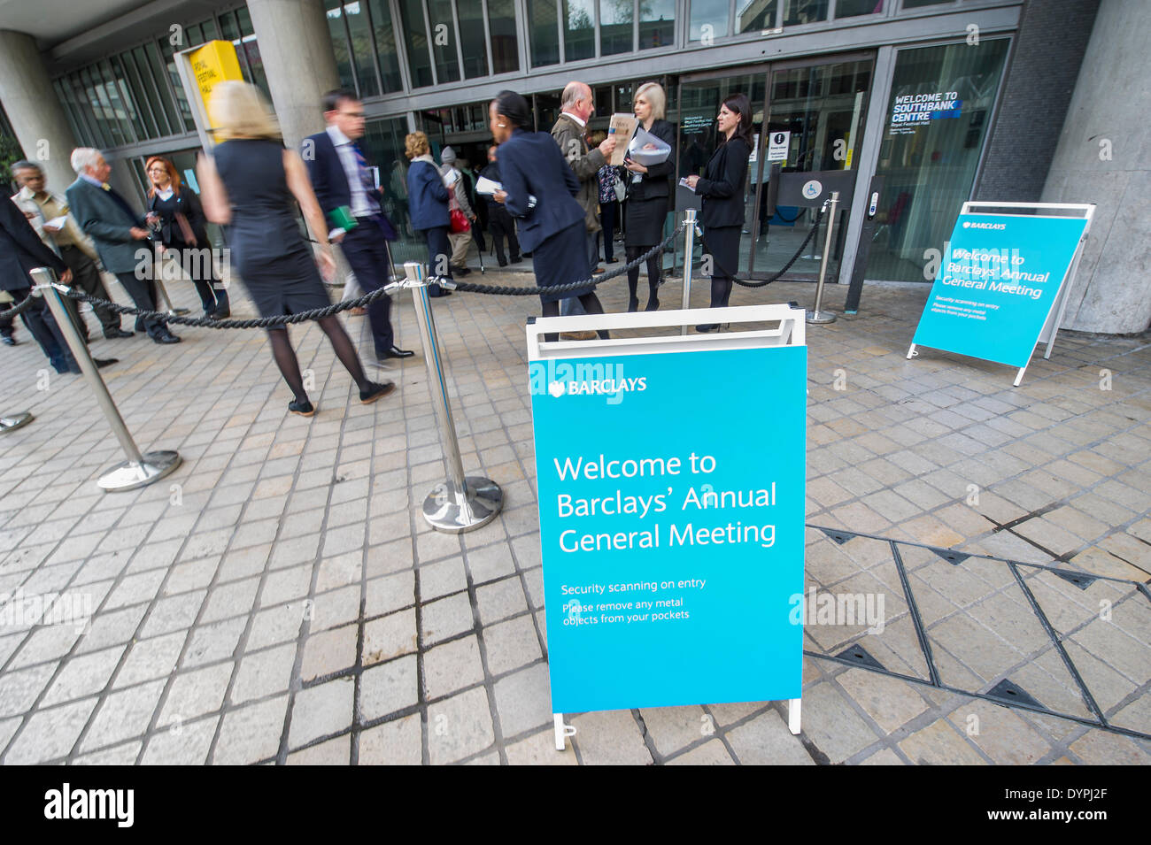 Londres, Royaume-Uni. 24 avril 2014. Les manifestants se plaignent de l'utilisation de paradis fiscaux, les banques en charge de l'extraction du charbon et de l'absence d'une taxe Robin des bois sur les transactions financières se réunissent à l'extérieur de la salle des fêtes comme Barclays plc pour la file d'actionnaires l'assemblée générale annuelle de la Banque mondiale. Southbank, Londres, Royaume-Uni 24 avril 2014. Crédit : Guy Bell/Alamy Live News Banque D'Images
