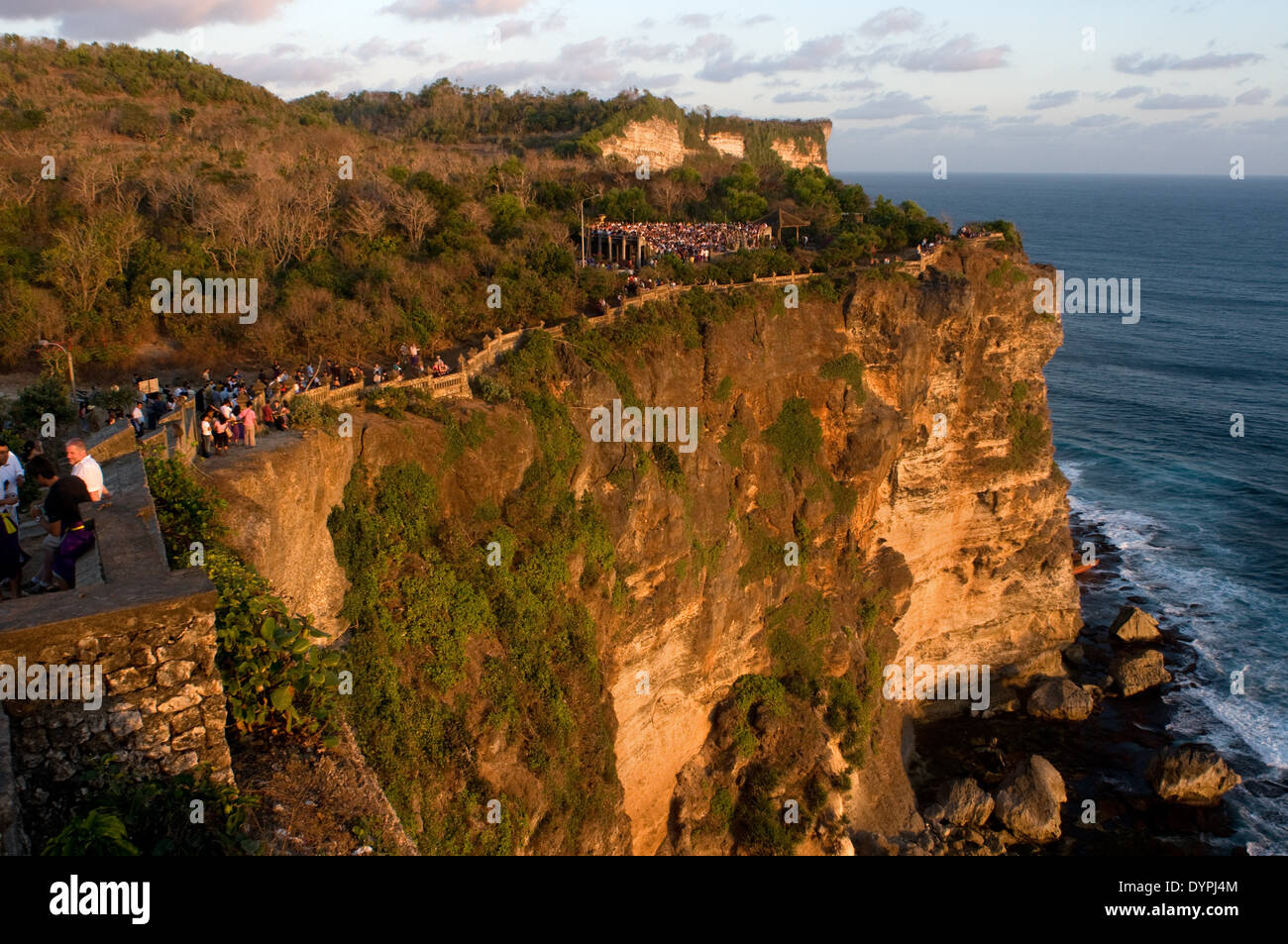 Les touristes le long des falaises à côté du temple de Pura Luhur Ulu Watu. Bali. Temple d'Uluwatu est un temple hindou situé sur la falaise banque i Banque D'Images