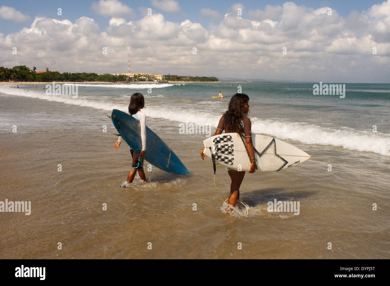 Woamen surfers sur la plage de Kuta. Des cours de surf. Bali. Kuta est une ville côtière dans le sud de l'île de Lombok en Indon Banque D'Images
