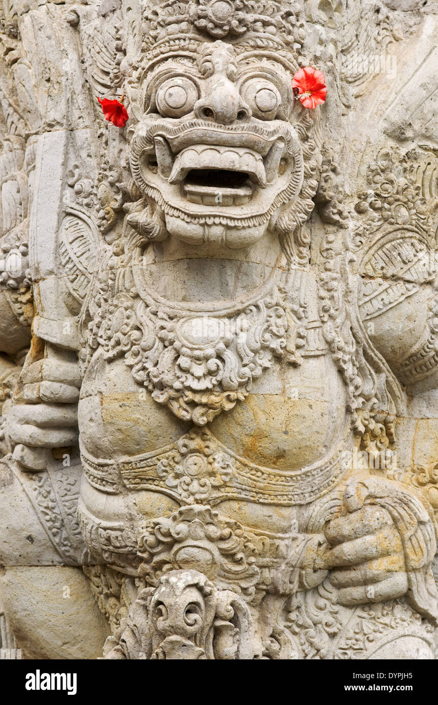 Certaines des statues de pierre qui décorent l'Hindou temple Pura Desa Ubud. Ubud. Bali. La forêt des singes d'Ubud est une réserve naturelle et Banque D'Images