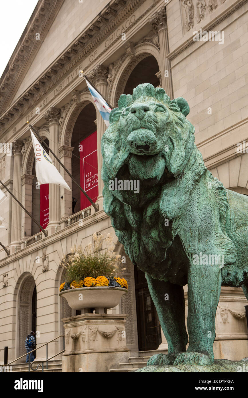 Art Institute of Chicago Entrée ouest sur Michigan Avenue, gardée par deux statues de lion en bronze sculpture créée par Edward Kemeys. Banque D'Images