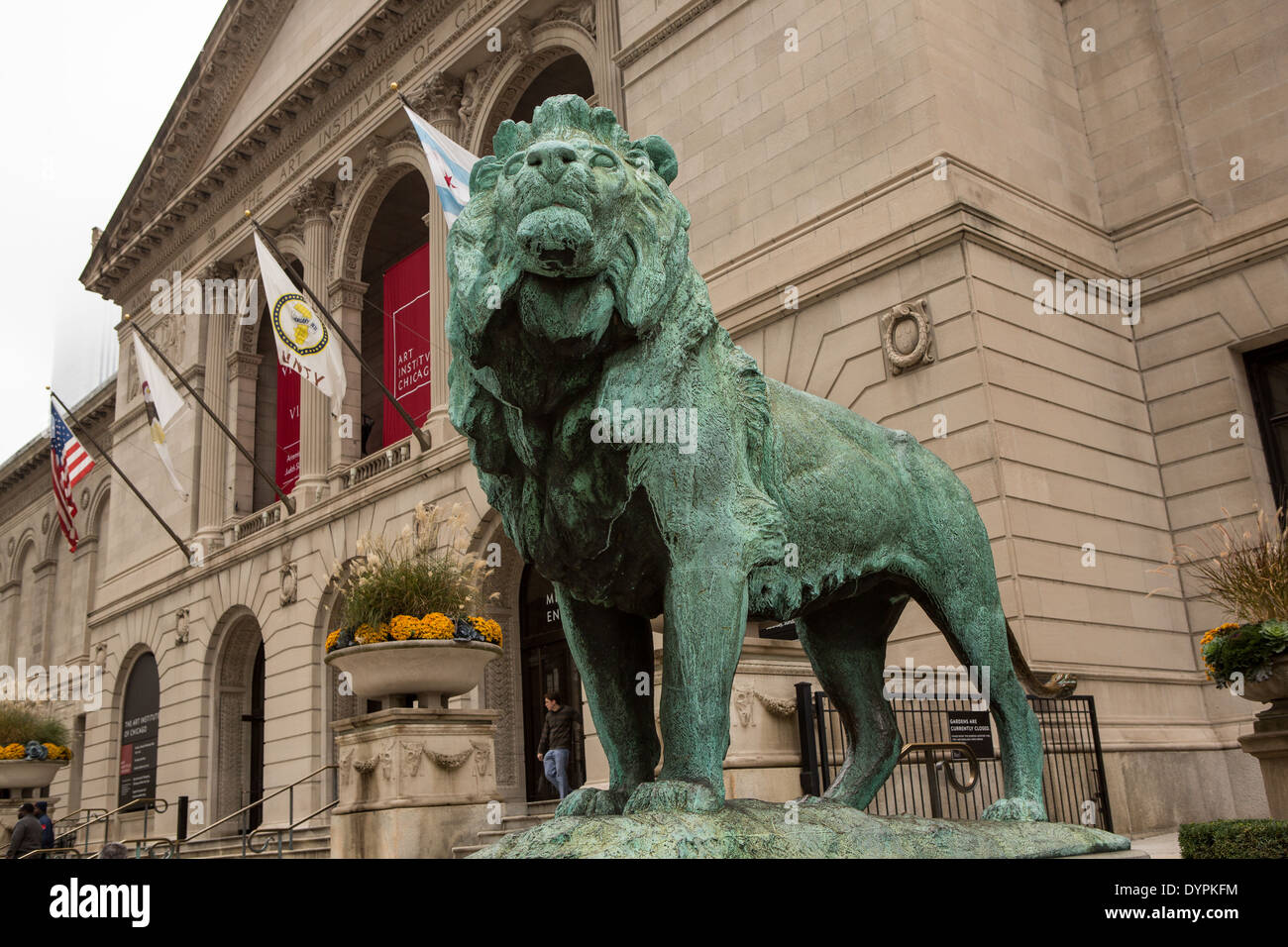 Art Institute of Chicago Entrée ouest sur Michigan Avenue, gardée par deux statues de lion en bronze sculpture créée par Edward Kemeys. Banque D'Images