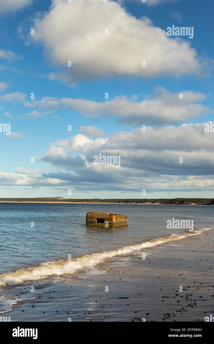 La DEUXIÈME GUERRE MONDIALE, en partie submergé par la casemate de FINDHORN MORAY ECOSSE MER PLAGE Banque D'Images