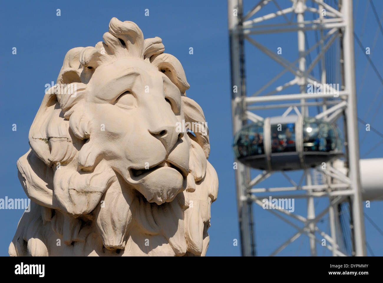 Londres, Angleterre, Royaume-Uni. Le Coade Lion, Westminster Bridge. [1837 : William Frederick Woodington] avec le London Eye derrière Banque D'Images