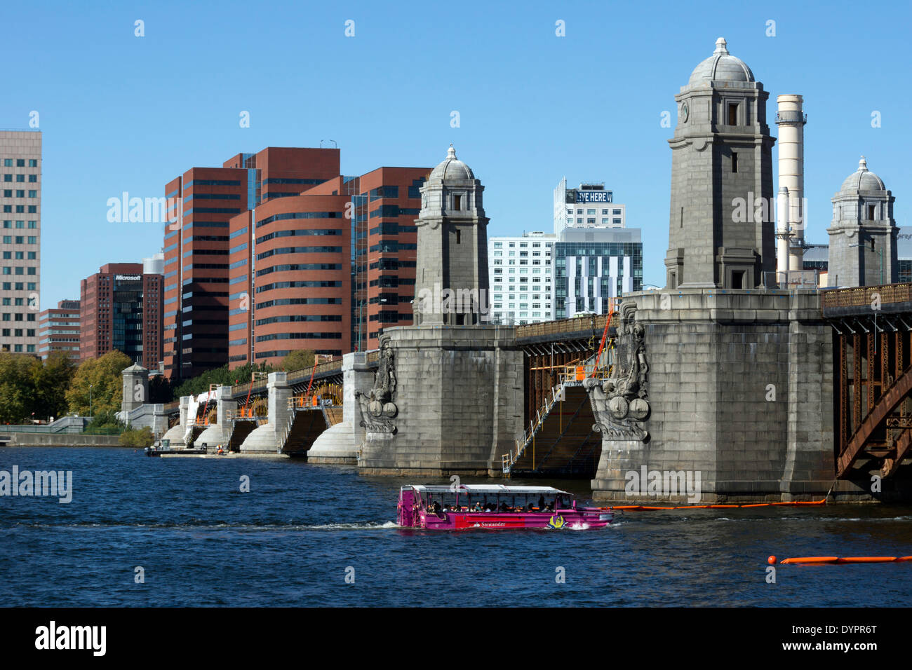 Une embarcation touristique amphibie en passant sous le pont Longfellow sur la Charles River à Boston, Massachusetts, USA Banque D'Images