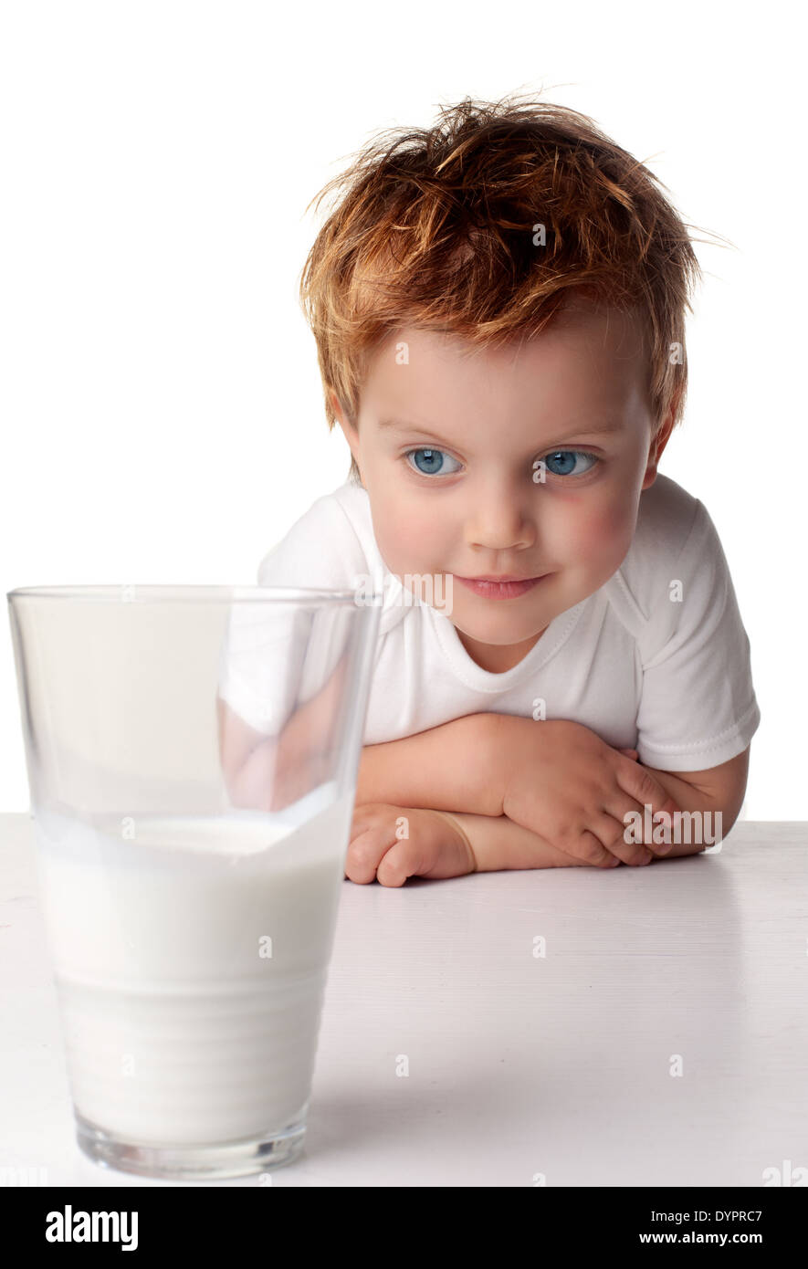 La consommation de lait de l'enfant Banque D'Images