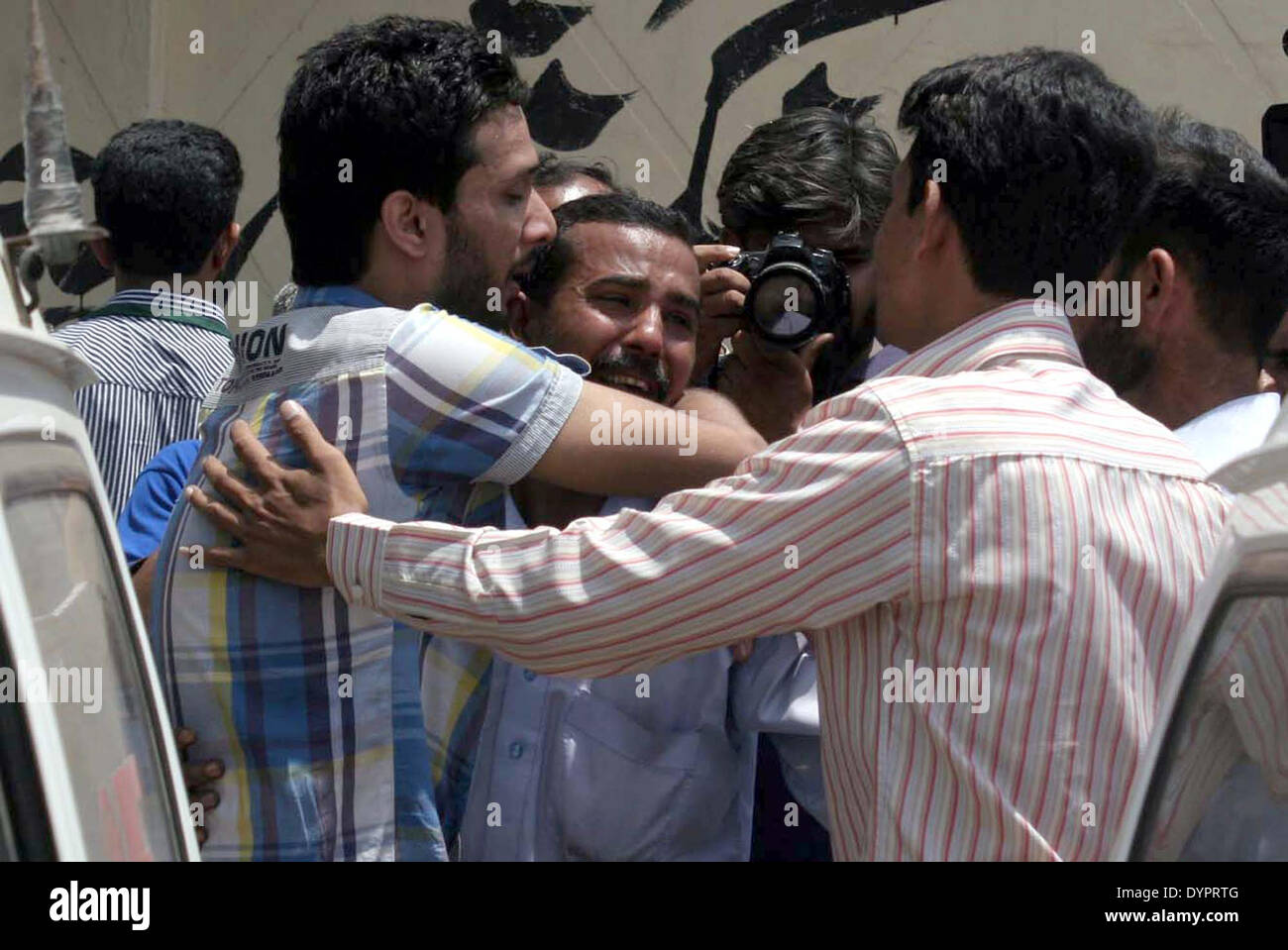 Réagir à l'hôpital en deuil après la mort de leurs parents dans un attentat-suicide dans l'ancienne zone de Karachi Mandi Sabzi laissé quatre personnes y compris l'inspecteur de police Shafiq Tanoli morts et 15 autres personnes blessées, lors de morgue de l'hôpital Jinnah de Karachi le jeudi 24 avril, 2014. L'explosion a tué un officier de police Shafiq Tanoli et trois autres personnes et blessé 15 autres personnes, dont trois gardes du Tanoli, ciblées et à la bombe bombe Tanoli Tanoli ciblées comme étant le principal responsable de la police, Raja Umar Khitab, confirmé. Banque D'Images