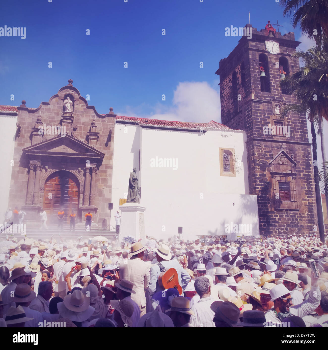 Des personnes non identifiées, appréciant les Los Indianos parti pendant le Carnaval le 3 mars 2014 à Santa Cruz de La Palma, Canary Island Banque D'Images