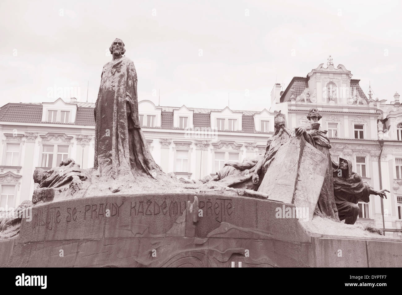Jan Hus Monument, Place de la Vieille Ville, Prague, République Tchèque, Europe en noir et blanc, Sépia Banque D'Images