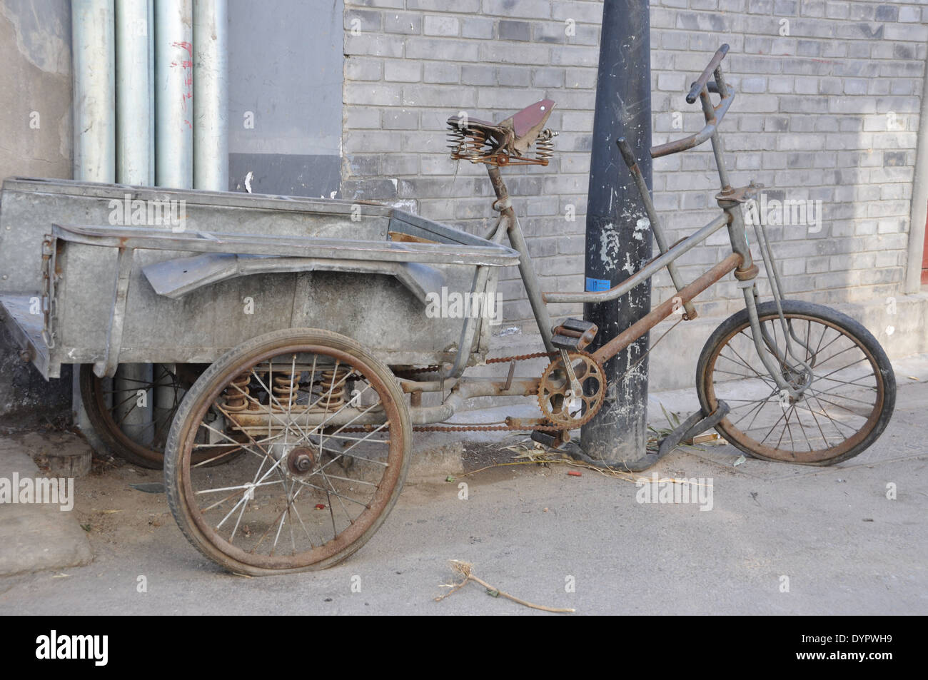 Travailler avec panier de vélo dans une rue de Beijing, Chine Banque D'Images