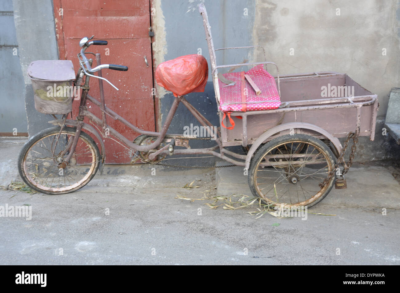 Travailler avec panier de vélo dans une rue de Beijing, Chine Banque D'Images