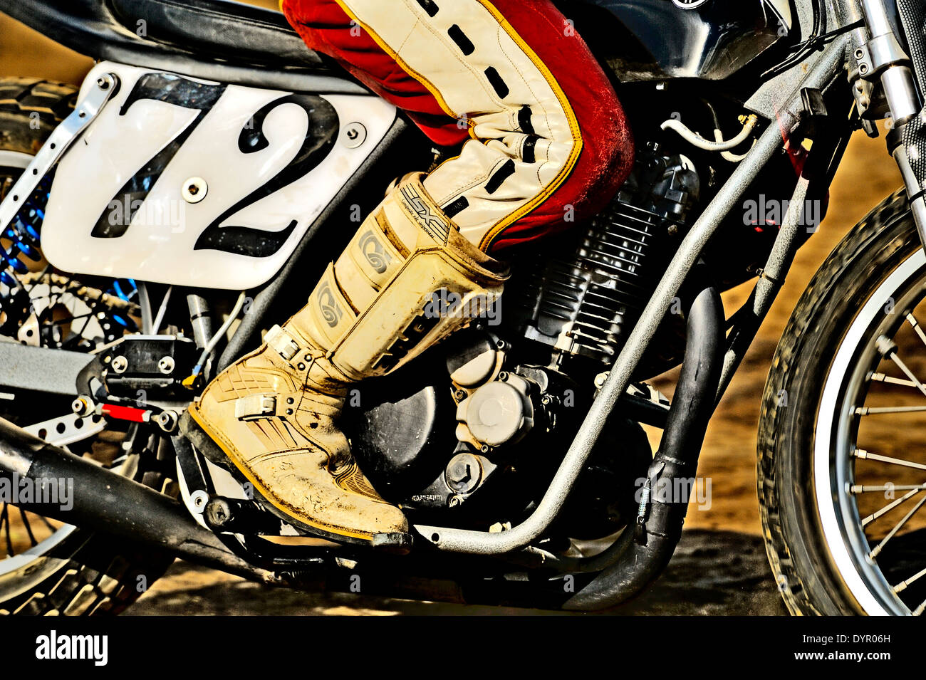 Un gros plan d'une section de l'image d'un pilote moto dirt track montrant ses bottes d'Équitation et vélo motor Banque D'Images