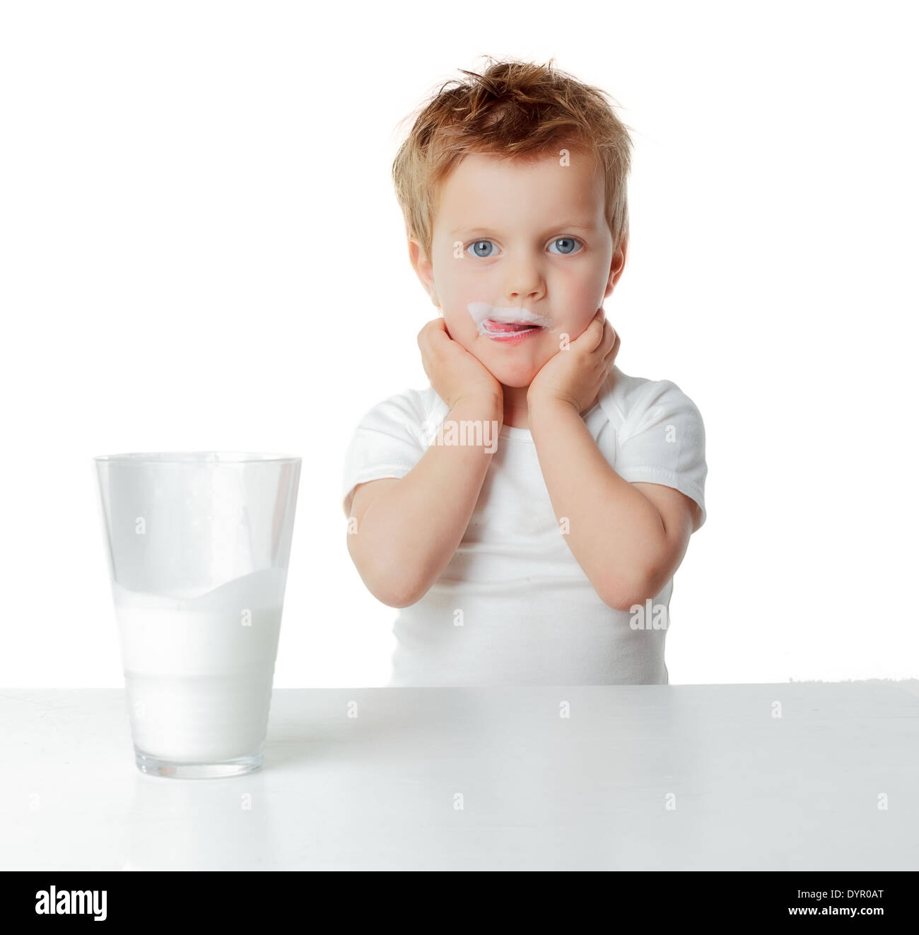 La consommation de lait de l'enfant Banque D'Images