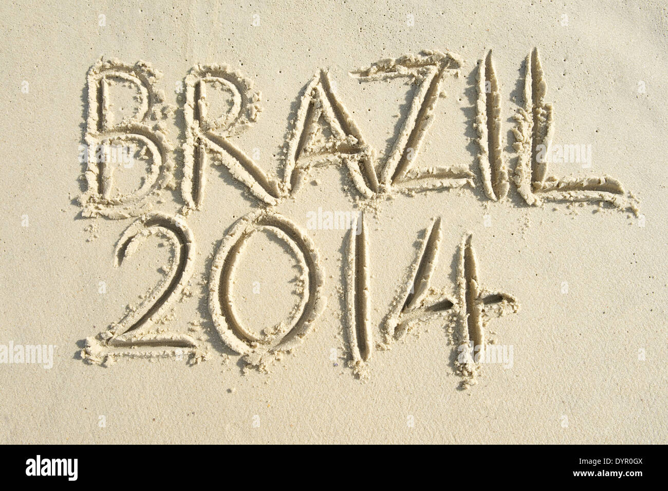 Brésil 2014 message manuscrit ensoleillée sur la plage de sable brésilien lisse Banque D'Images