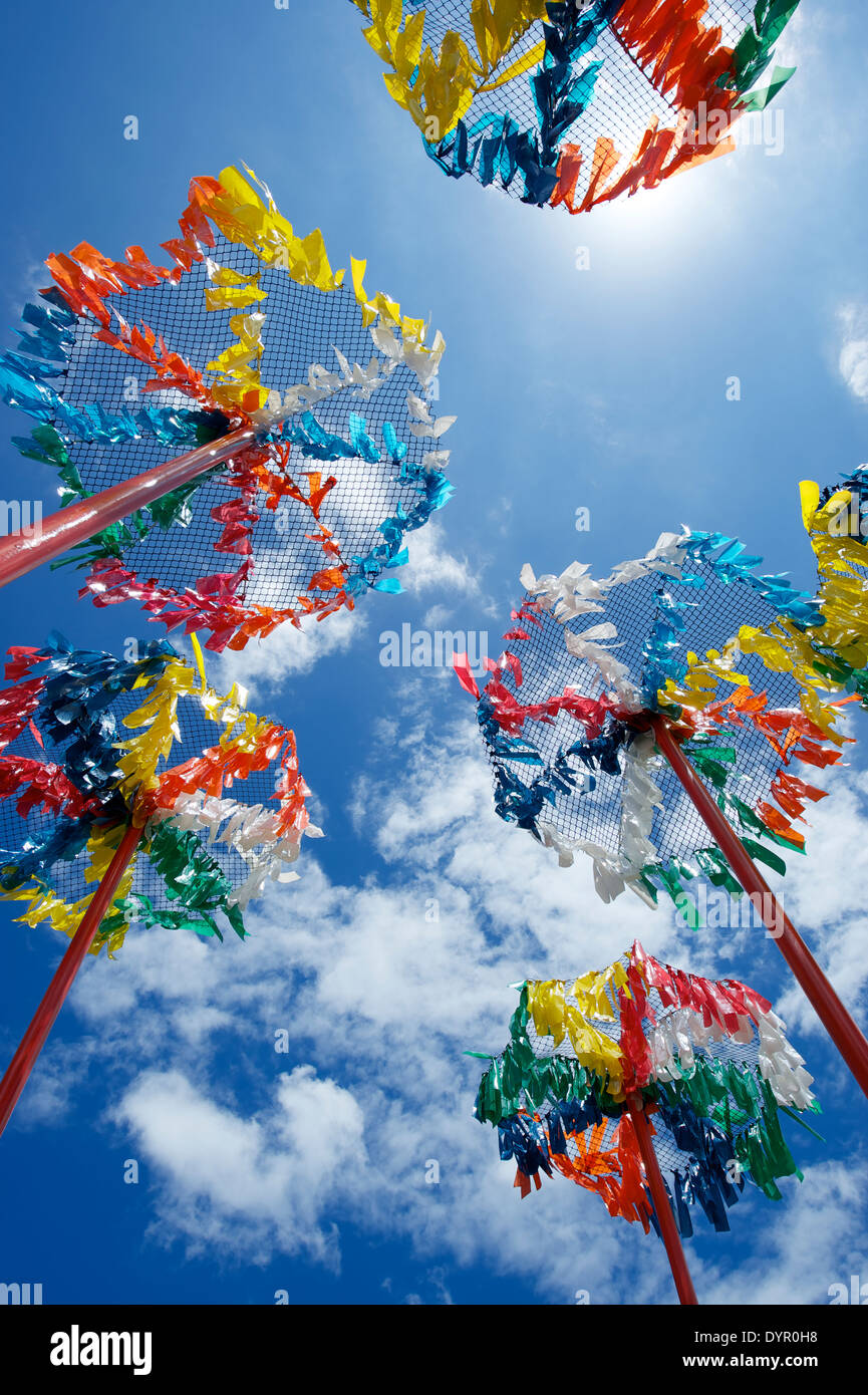 Carnaval haut en couleurs qui flotte sur les poteaux dans les décorations ciel bleu Pelourinho, Salvador, Bahia, Brésil Banque D'Images