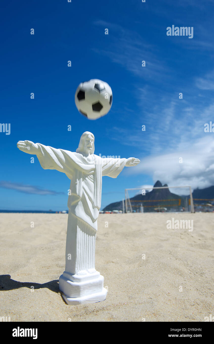 Figurine religieuse à l'altinho beach football avec ballon de soccer sur la plage de Ipanema Rio de Janeiro Brésil Banque D'Images