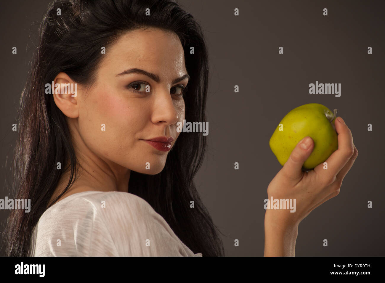 Caucasian girl avec milk shake et apple, faire des choix santé Banque D'Images