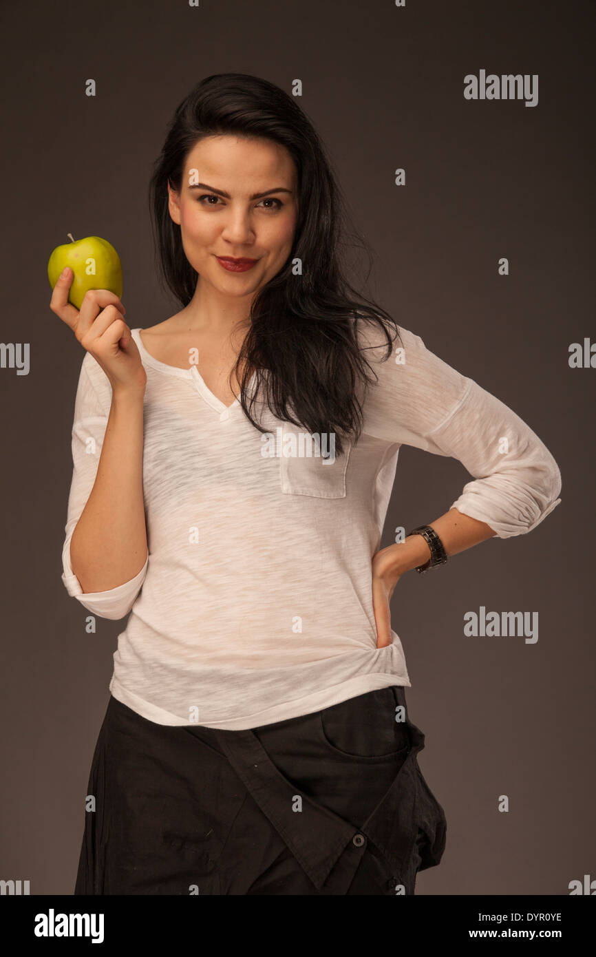Caucasian girl avec milk shake et apple, faire des choix santé Banque D'Images