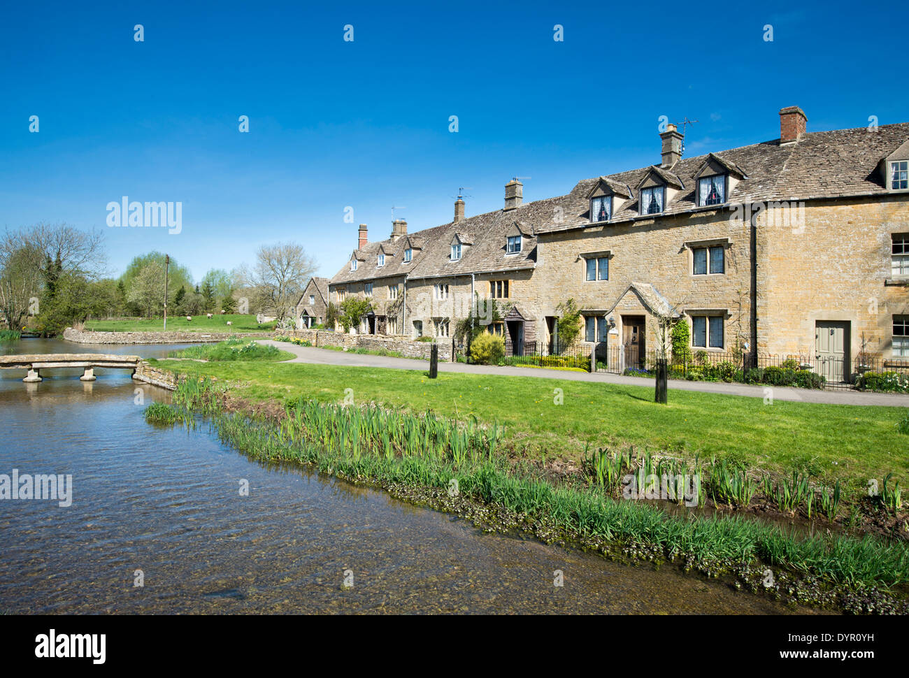 Les chalets d'un ruisseau dans le village des Cotswolds de Lower Slaughter Banque D'Images