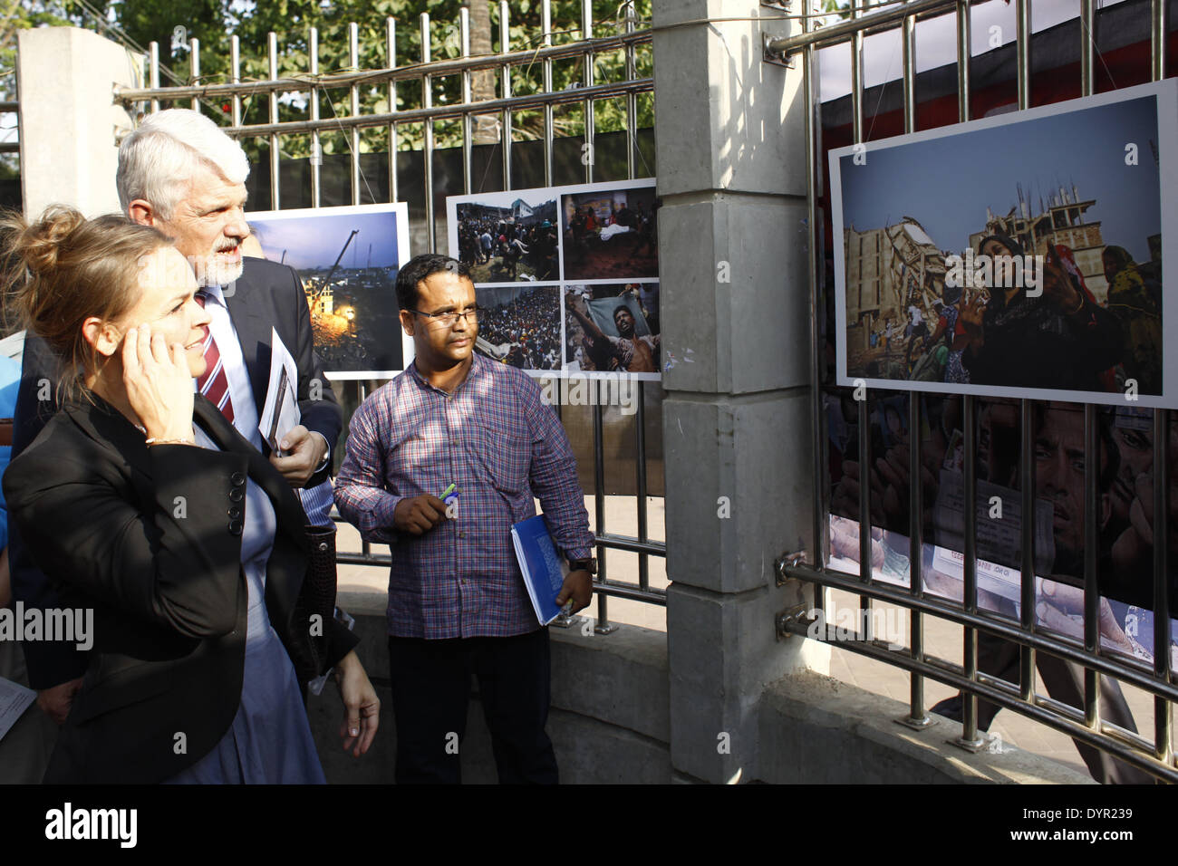 Dhaka, Bangladesh. Apr 23, 2014. William Hanna, ambasedor de délégation de l'Union européenne pour le Bangladesh et Hanne Fugl Eskjaer, ambassadeur de l'ambassade du Danemark au Bangladesh ont visité un an d'exposition.tragédie inoubliable du Rana Plaza, un groupe d'un photojournaliste bof national & international media au Bangladesh va payer ce qui a trait à la mémoire de ses victimes à travers l'organisation d'une exposition de photos intitulée ''Aftermath : Rana Plaza''.L'exposition inauguré en le 23 avril 2014 à Dhaka, Sohrawardi Uddyan. © ZUMA Press, Inc./Alamy Live News Banque D'Images