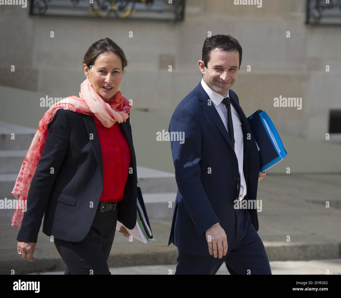 Paris, FRA. Apr 23, 2014. Le ministre de l'Ecologie, du développement durable et de l'Énergie ne¨SégolÃ Royal (L) promenades avec le Ministre français de l'Éducation Nationale Benoit Hamon ( R ) qu'il quitte le palais de l'Élysée le 23 avril 2014, à Paris, après la réunion hebdomadaire du cabinet. (Photo/Zacharie Scheurer) © Zacharie Scheurer/NurPhoto ZUMAPRESS.com/Alamy/Live News Banque D'Images