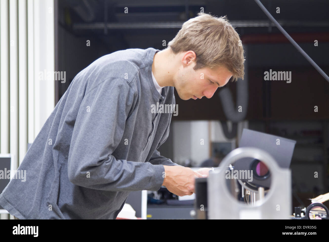 Jeune homme travaillant dans un bureau d'artisanat électronique Banque D'Images