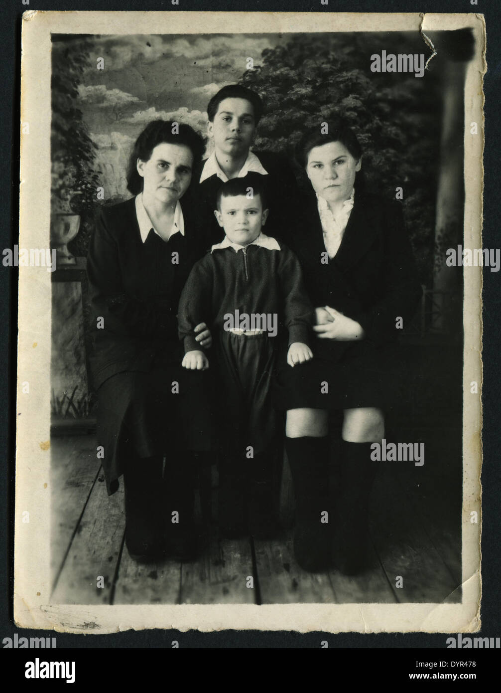 Urss - Vers les années 1970 : Un ancien studio photo, portrait de famille Banque D'Images