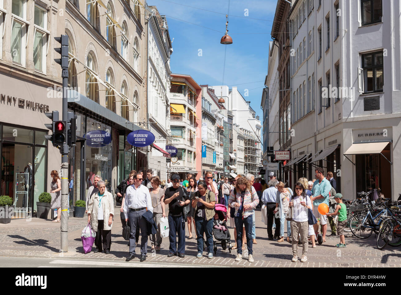 Scène de rue animée avec des gens qui attendent pour traverser une route sur l'une des plus longues rues piétonnes. Strøget Copenhagen Danemark Banque D'Images