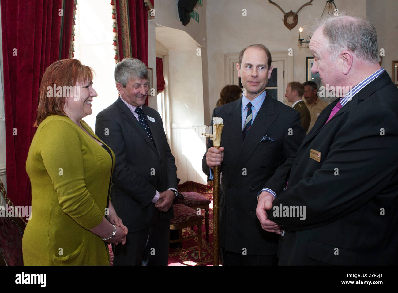 Coleford, Gloucestershire, Royaume-Uni. Apr 24, 2014. Peter Mains de discours House Hotel présente M. Nick Jarman Samm Horton et à Son Altesse Royale la comtesse de Wessex. Mr Hortons Roya;l'entreprise fanion forêt fait don de réparations au service monument qui marque le centre de la vieille forêt. Crédit : David Broadbent/Alamy Live News Banque D'Images