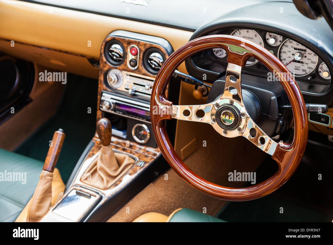 Vue intérieure d'un roadster voiture classique avec ses sièges en cuir moelleux et tableau de bord Banque D'Images