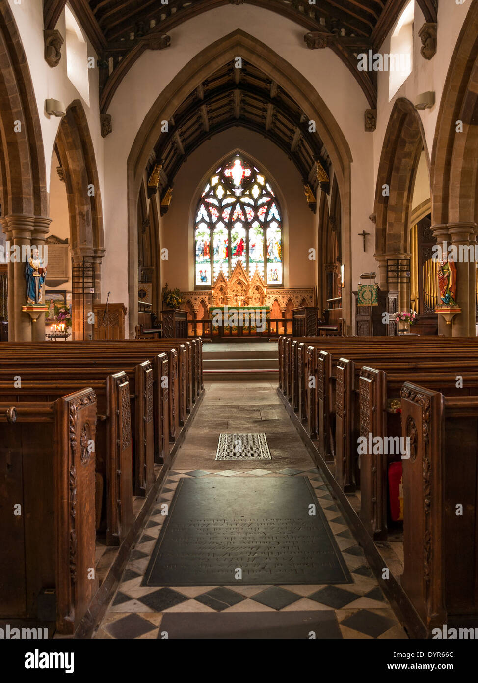 Vue le long de l'allée à l'intérieur de l'église Saint Pierre et Saint Paul, Uppingham, Rutland, England, UK Banque D'Images