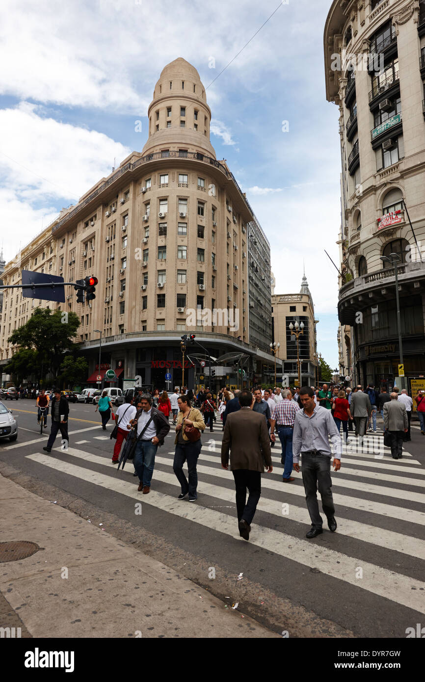 Les personnes qui traversent la calle florida Edificio Bencich et l'extrémité sud de la rue florida centre-ville de Buenos Aires Argentine Banque D'Images