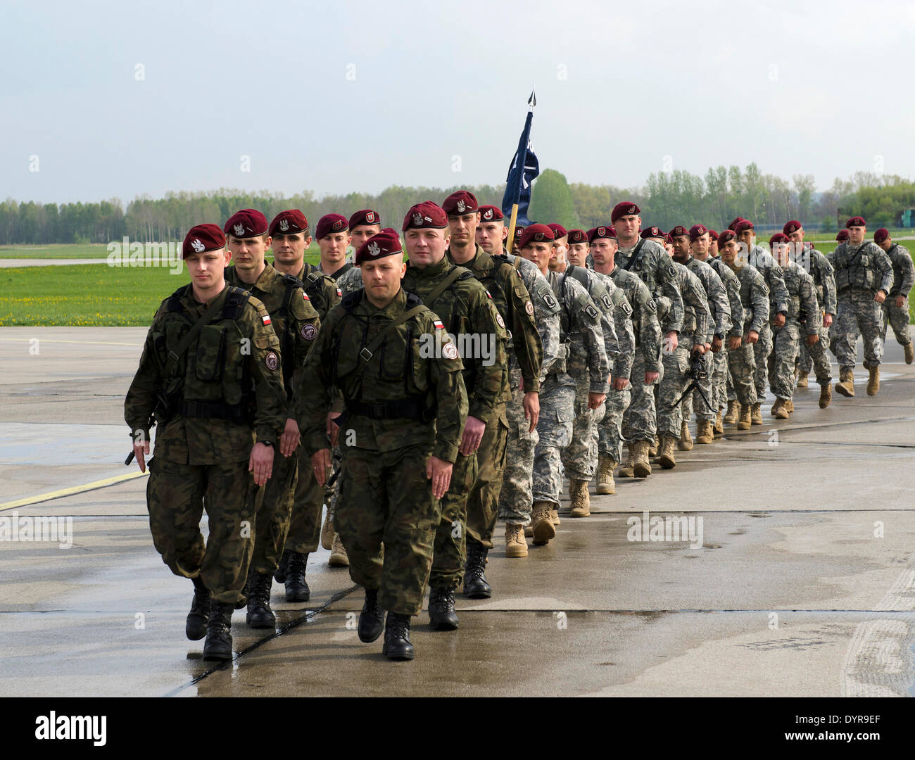 Les parachutistes de l'Armée américaine à la 173e Airborne Brigade Combat Team arrivent aux côtés de l'armée polonaise mars 6e Brigade aéroportée à l'arrivée le 23 avril 2014 à Swidwin, Pologne. Les soldats ont été déployés à la Pologne et les pays baltes comme montée des tensions avec la Russie sur l'Ukraine. Banque D'Images