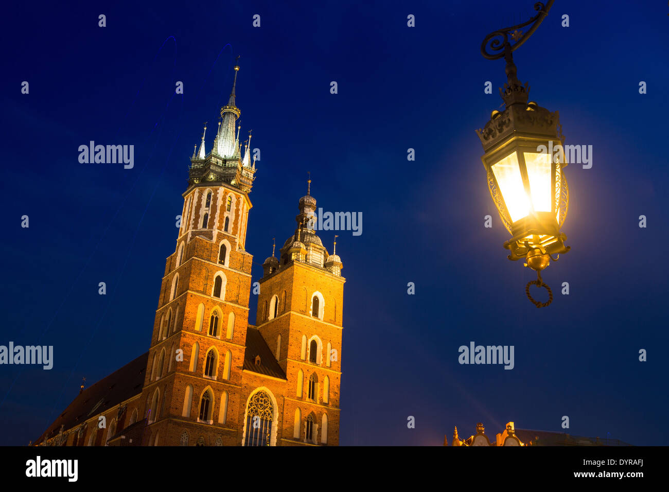 L'église de la Vierge Marie sur la place du marché de Cracovie dans la nuit. Banque D'Images